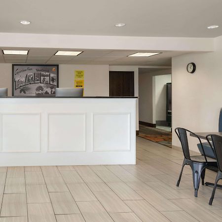 Hotel Super 8 By Wyndham Portland/Westbrook Area Exterior foto